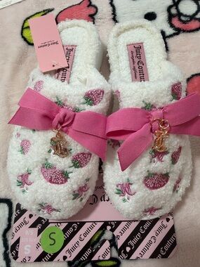 Juicy Couture White Strawberry Embroidered Fuzzy Slippers with Pink Bows Sz S
